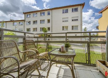 Prodej praktického bytu 1+kk s terasou, sklepem a parkovacím stáním, Praha 13 - Stodůlky