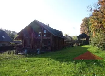 Srbice u Mochtína u Klatov; rodinný dům (4+kk; 112,5 m2) se zahradou 897 m2 pod lesem s výhledem