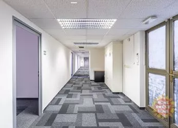 Kancelářské prostory k pronájmu (30,6m2) v areálu Green park, Poděbradská ulice, bez provize RK.