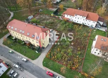 Milovice, prodej pozemku 2185 m2 určeného ke stavbě bytového domu , okr. Nymburk.