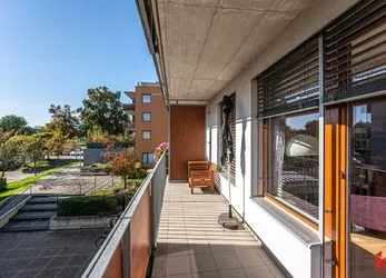 Pronájem bytu 1+kk 47m2 v novostavbě s balkónem, sklepem a garážovým stáním v Čelákovicích