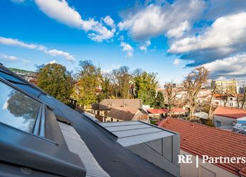 Prodej luxusního mezonetového bytu 4+kk s teraskou, dvě garážová stání a sklep, Praha - Prosek