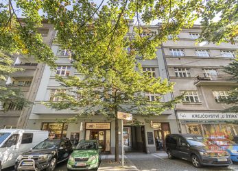Bubeneč, zařízený byt k pronájmu 3+1 (105m2), ulice Národní obrany, balkón, parkování, od 1/1/2023.