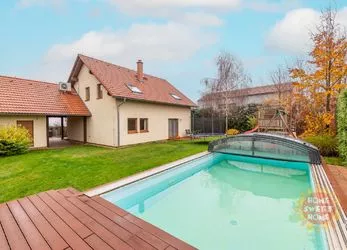 Rodinný dům 5+kk v klidné lokalitě Praha - západ, obec Ořech, pozemek 886 m2, bazén, garáž