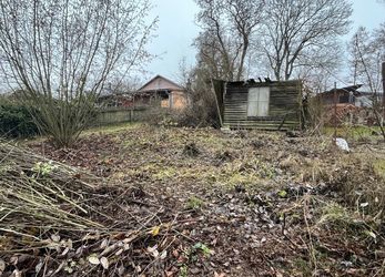 Prodej oplocené zahrady 460m2 určené k výstavbě chaty ve Stříbře
