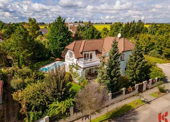 Prodej prostorného rodinného domu s nádhernou zahradou, Ořech - Praha-Západ