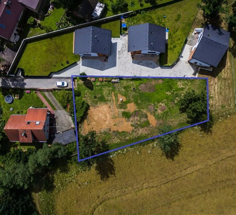Pozemek pro stavbu rodinného domu nebo menší developerský projekt v klidném místě na dosah Prahy