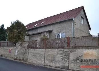 Prostorný rodinný dům s úsporným vytápěním, 4+1, Kladno, Vinařická ulice.