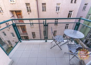 Praha 8, moderní byt 2+kk k pronájmu 58m2, balkón, ulice Na Žertvách.