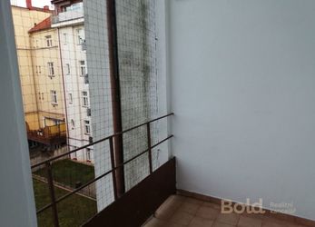 Pronájem zrekonstruovaného bytu 3+kk 90m2 s komorou a balkonem v centru Hradce Králové