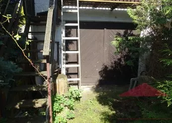 Sušice - Chelčického; dvougenerační (2x 3+1; podl. pl.: cca 200 m2) rodinný dům s domkem s garáží