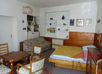 Sušice - Chelčického; dvougenerační (2x 3+1; podl. pl.: cca 200 m2) rodinný dům s domkem s garáží