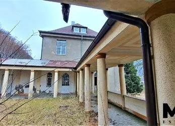 Prodej atypické prvorepublikové vily 984m2 v obci Povrly, Ústecký kraj.