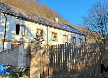 Prodej atypické prvorepublikové vily 984m2 v obci Povrly, Ústecký kraj.