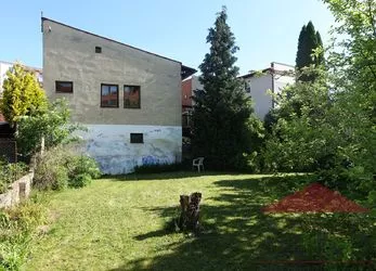 Sušice - Chelčického; dvougenerační rodinný dům (2x 3+1; cca 200 m2) se skladem a zahradou