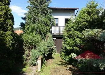 Sušice - Chelčického; dvougenerační rodinný dům (2x 3+1; cca 200 m2) se skladem a zahradou