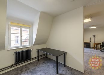 Krásné podkrovní kanceláře k pronájmu 31,5 m2 v nádherné historické budově v Michalské ulici, Praha