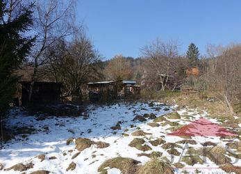 Sušice - Na Koutence; zahrada 584 m2 s dřevěnou chatkou, elektřinou a užitkovou vodou