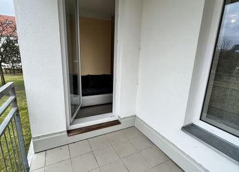 Pronájem bytu 1+kk s balkonem a garážovým stáním v domě z roku 2008, Na Vandrovce - Mladá Boleslav