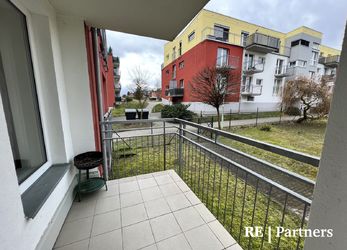 Pronájem bytu 1+kk s balkonem a garážovým stáním v domě z roku 2008, Na Vandrovce - Mladá Boleslav