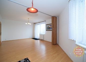 Krásný částečně zařízený byt 1+kk k pronájmu (40m2), garáž, balkon, ulice Ve Slatinách, Záběhlice.