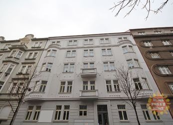 Praha, částečně zařízený byt k pronájmu 3kk(117m2 + 18m2 terasa) , ul. Laubova, Vinohrady, parkování