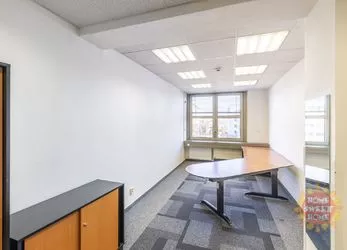 Kancelářské prostory k pronájmu (19,5m2) v areálu Green park, Poděbradská ulice, bez provize RK.