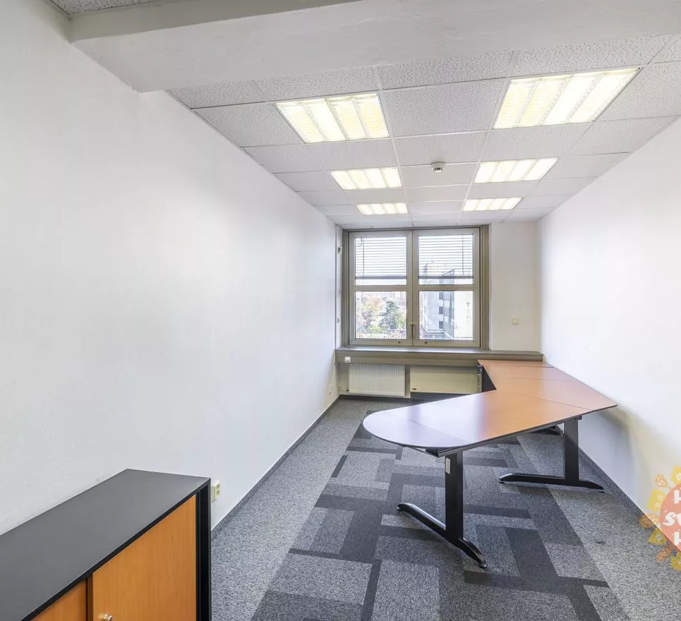Kancelářské prostory k pronájmu (19,5m2) v areálu Green park, Poděbradská ulice, bez provize RK.