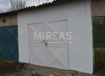Milovice, prodej řadové garáže 20 m2 na vlastním pozemku v Milovicích.