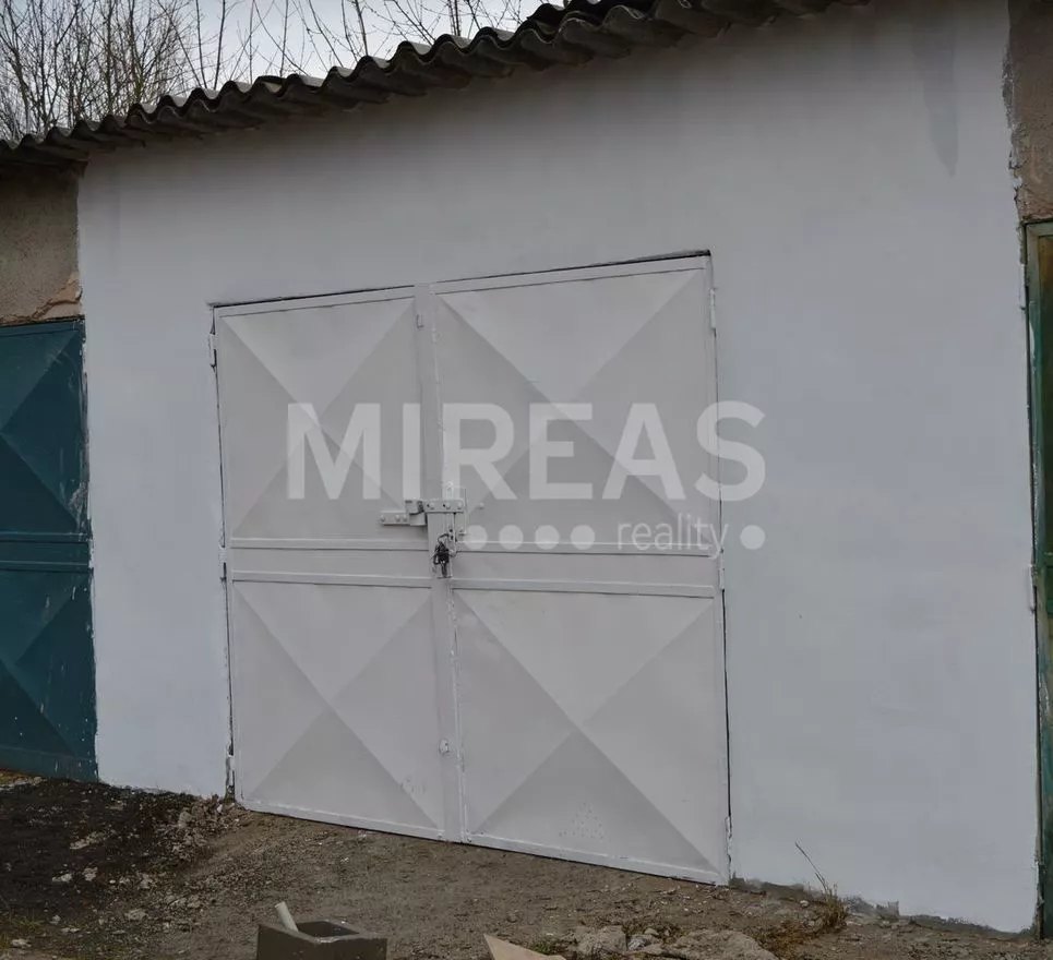 Milovice, prodej řadové garáže 20 m2 na vlastním pozemku v Milovicích.