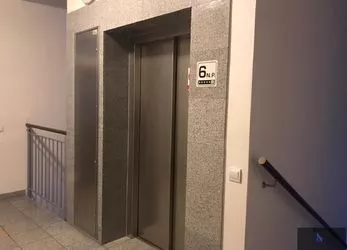 Pronájem bytu 2+kk, 5.patro, výtah, ulice Jateční, Karlovy Vary
