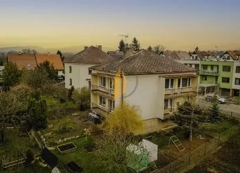 Prodej dvougeneračního rodinného domu se zahradou o CP 595 m2 v Jičíně - Čeřovka