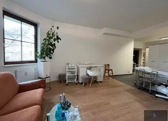 Prodej nebytový prostor 43,6 m2, kadeřnictví, ulice Svahová, Karlovy Vary
