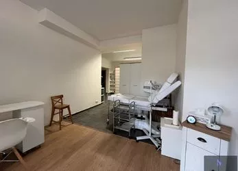 Prodej nebytový prostor 43,6 m2, kadeřnictví, ulice Svahová, Karlovy Vary