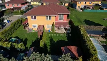 Hřivno, prodej mezonetového bytu 4 + kk, 88 m2 se zahradou 164 m2 + 2x park.st , okr. Mladá Boleslav