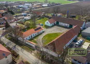 Zemědělská usedlost, rodinný dům 5+1 - Polerady u Prahy, pozemek 160 435 m2