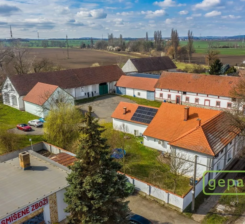 Zemědělská usedlost, rodinný dům 5+1 - Polerady u Prahy, pozemek 160 435 m2