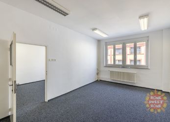 Nezařízené kancelářské prostory (38 m2) k pronájmu, ulice Přístavní, Praha 7.