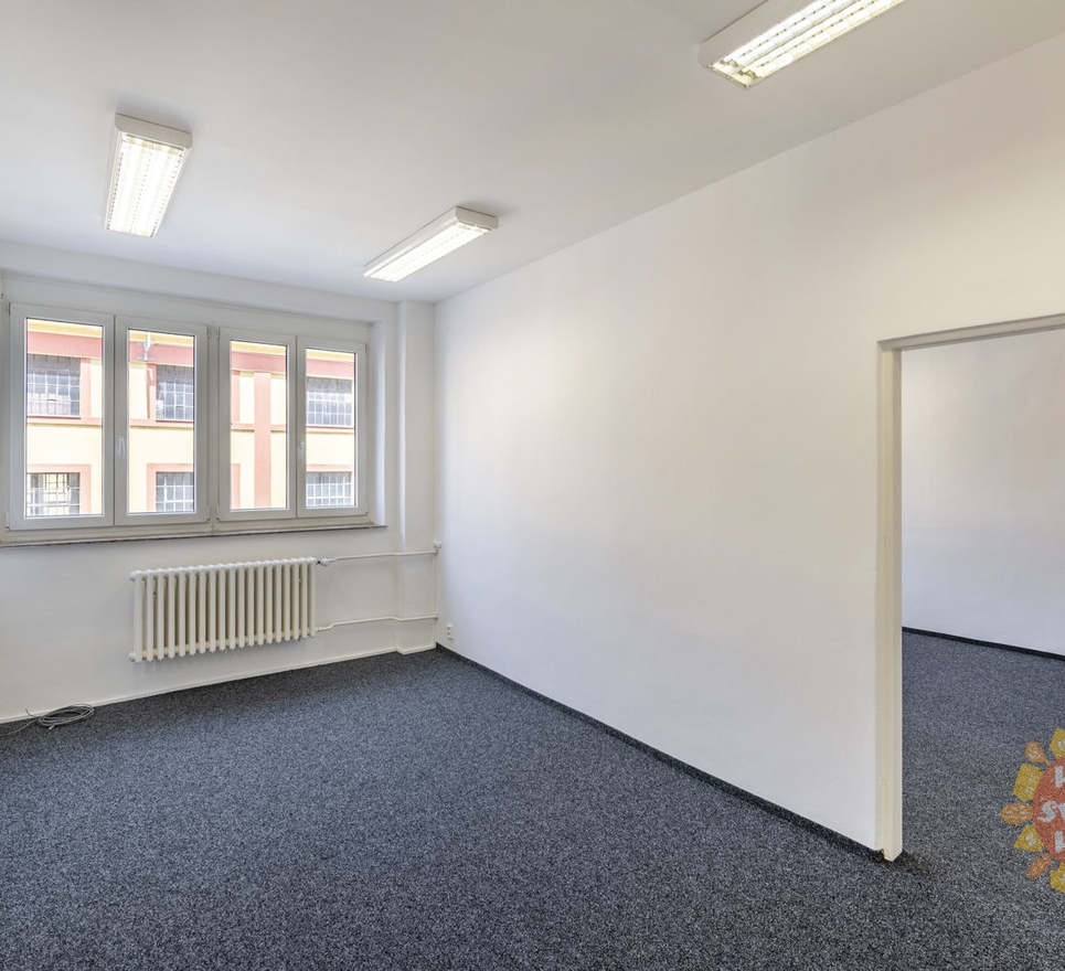 Nezařízené kancelářské prostory (38 m2) k pronájmu, ulice Přístavní, Praha 7.