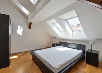 Podkrovní byt 3+kk k pronájmu 115m2, terasa, sklep, 2x ložnice, 2x koupelna, ulice Vratislavova