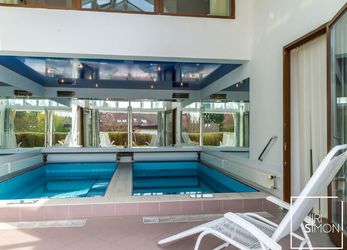 Rodinný dům 5+1 a 1+kk s dvěma bazény, wellness centrem se sauna, zimní zahradou a dvougaráží