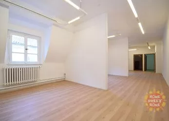 Krásné podkrovní kanceláře k pronájmu 28,5 m2 v nádherné historické budově v Michalské ulici, Praha