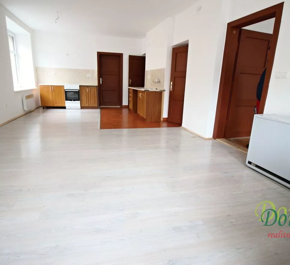 Pronájem bytu 3+kk s terasou, 83 m2 + 17 m2 terasa, cihlový dům v centru města Žamberk