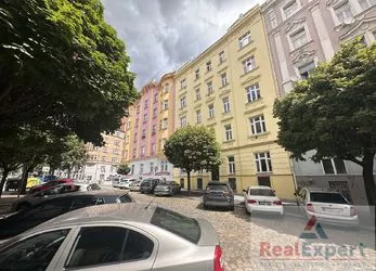 Prodej bytu 1+kk, 32 m2, po část. rekonstrukci, 3.patro, výtah, Praha 10 - Vršovice