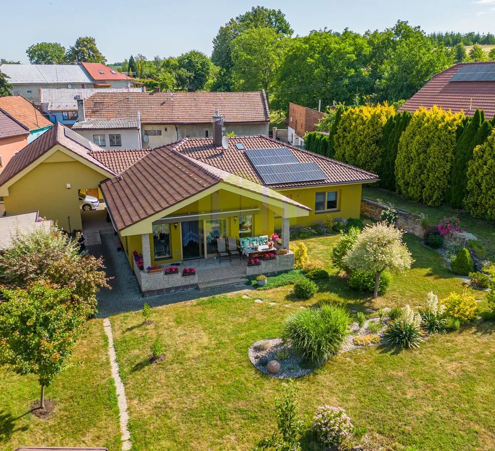 Prodej nízkoenergetického bungalovu 4+kk s garáží, bazénem a velkorysou zahradou, Tučín