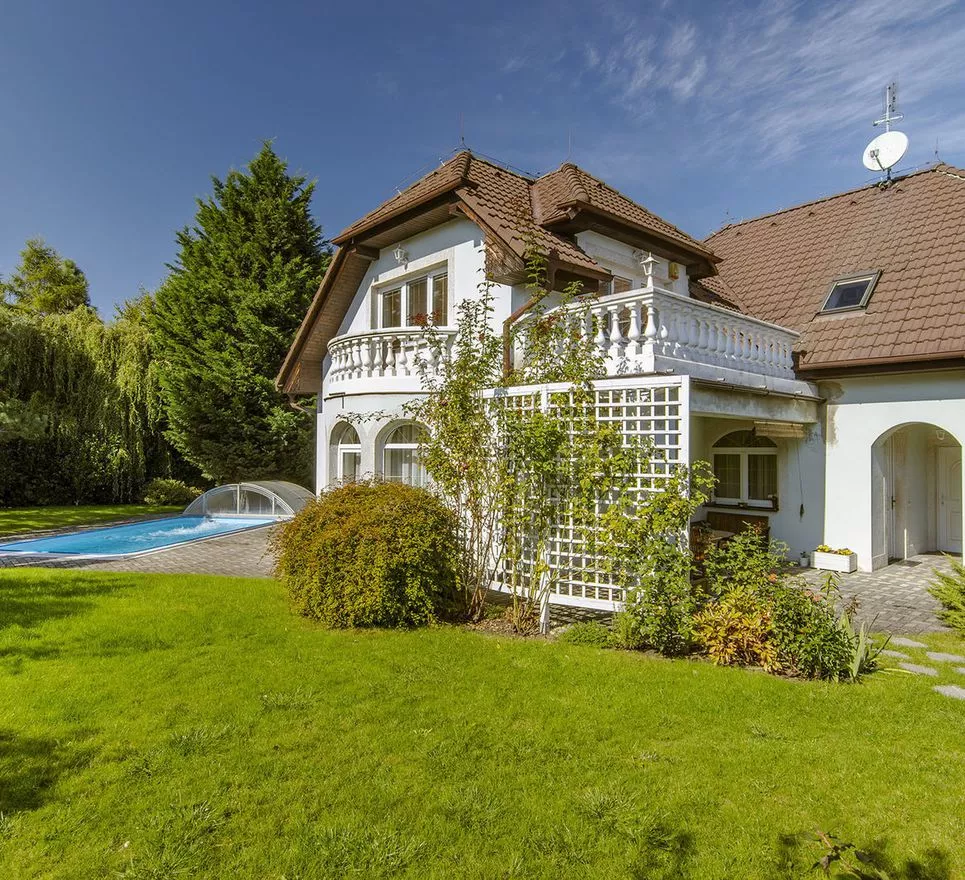 Prodej prostorného rodinného domu s nádhernou zahradou, Ořech - Praha-Západ