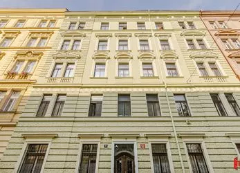 Prodej prakticky řešeného bytu 1+kk po kompletní rekonstrukci, Praha 5 - Malá Strana