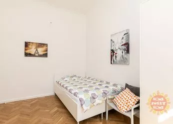 Rezidenční bydlení, pronájem krásného pokoje 15m2 po rekonstrukci,nám.Kinských, Praha 5