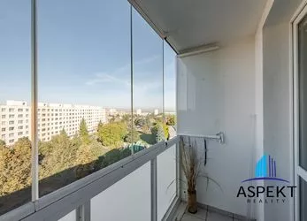 Pronájem zařízeného bytu 3+kk, 67m², Praha - Horní Měcholupy, Janovská, 2 neprůchozí pokoje, lodžie