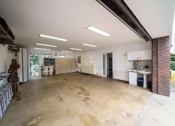 Prodej bytové jednotky v rodinném domě podlahová plocha 254 m2 plus garáž 41 m2 a bazén 50 m2
